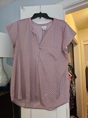 4/$25 Liz Claiborne Pink Geometric Split V-Neck Blouse